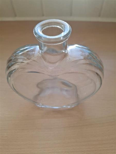 Grote foto decoratieve glazen fles in hartvorm voor badschuim sieraden tassen en uiterlijk lichaamsverzorging