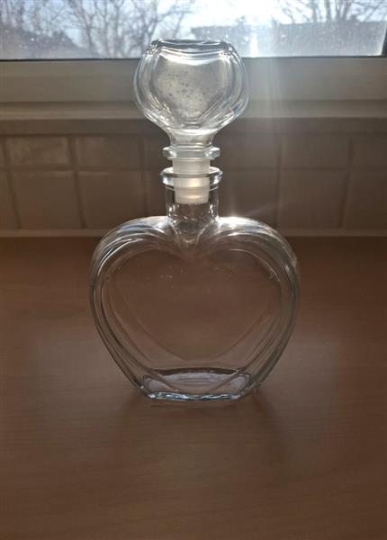 Grote foto decoratieve glazen fles in hartvorm voor badschuim sieraden tassen en uiterlijk lichaamsverzorging