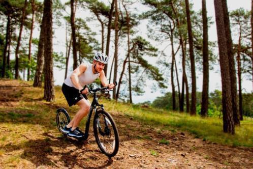 Grote foto train alle spiergroepen op een sportstep fietsen en brommers steppen