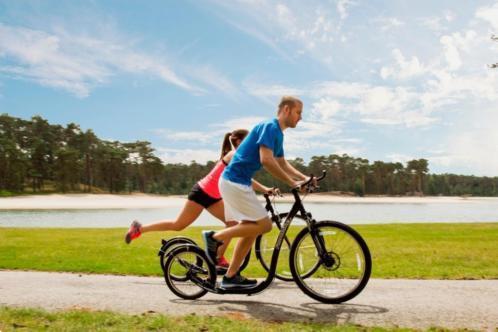 Grote foto train alle spiergroepen op een sportstep fietsen en brommers steppen