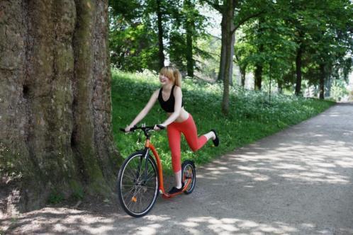 Grote foto train alle spiergroepen op een sportstep fietsen en brommers steppen