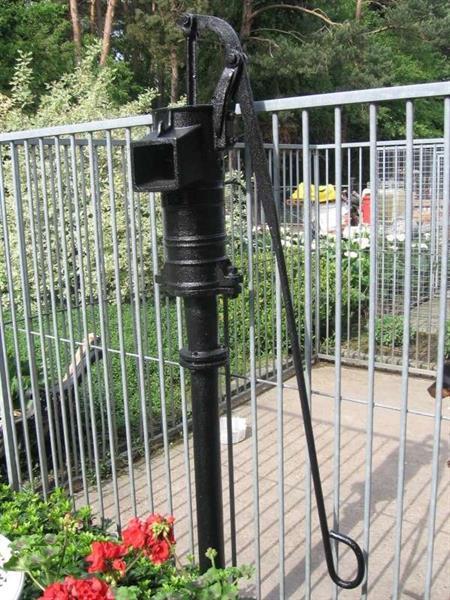 Grote foto mooie antieke beerpomp tuin en terras tuindecoratie