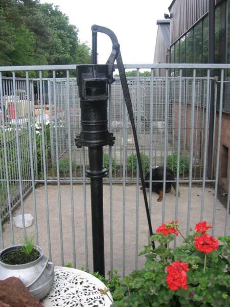 Grote foto mooie antieke beerpomp tuin en terras tuindecoratie
