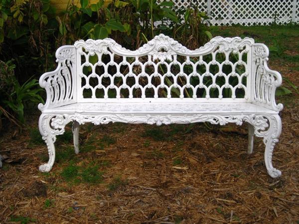 Grote foto gietijzeren brocante tuinbanken in diverse kleuren tuin en terras tuinmeubelen