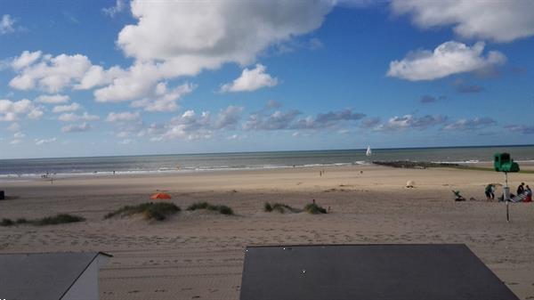 Grote foto genieten van zon zee op zeedijk westende vakantie strandvakanties