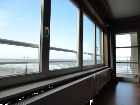 Grote foto genieten van zon zee op zeedijk westende vakantie strandvakanties