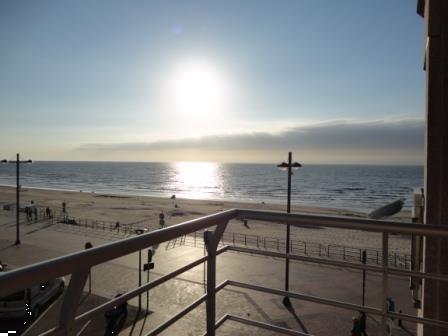 Grote foto genieten van zon zee op zeedijk westende vakantie strandvakanties