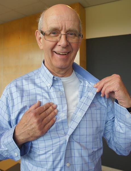 Grote foto seniorenhemd met makkelijke klittenbandsluiting. kleding heren overhemden