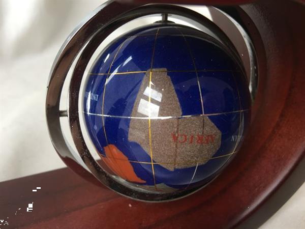 Grote foto bureauversiering met een lapis lazuli globe ingelegd met ver antiek en kunst curiosa en brocante