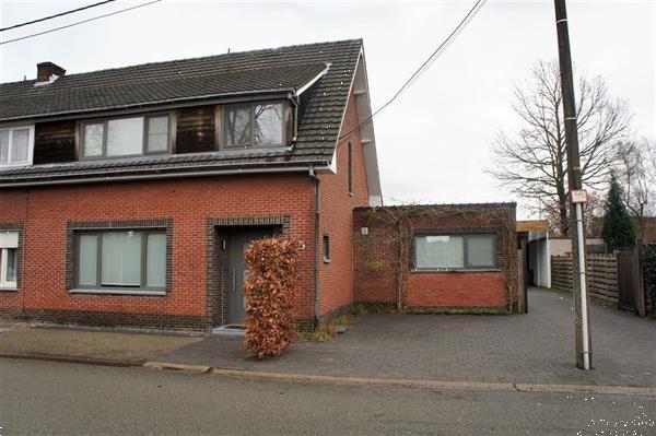 Grote foto woning met 3 slaapkamers en ruime garage. huizen en kamers eengezinswoningen