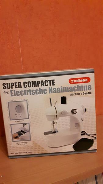 Grote foto super compacte elektrische mini naaimachine hobby en vrije tijd naaimachines