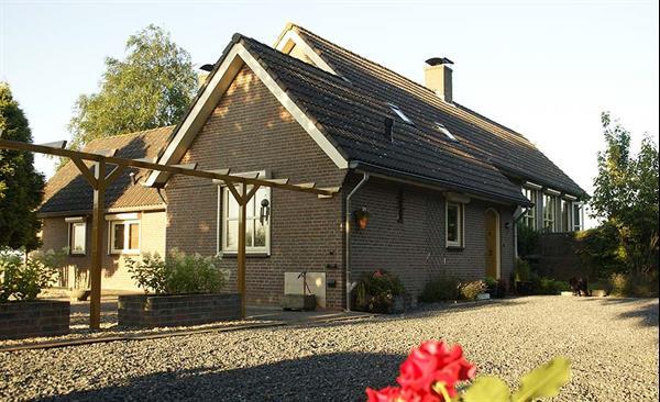 Grote foto vrijstaande woning in buitengebied. huizen en kamers vrijstaand