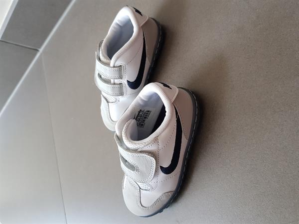 Grote foto nike sportschoenen wit kinderen en baby schoentjes en sokjes