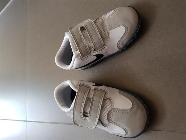 Grote foto nike sportschoenen wit kinderen en baby schoentjes en sokjes