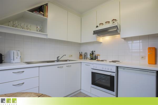 Grote foto witte keuken met toestellen weg wegens renovatie huis en inrichting complete keukens