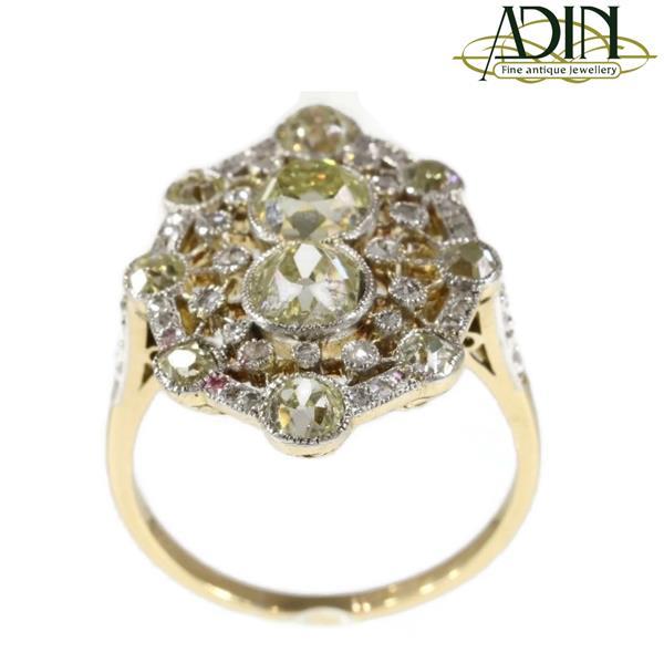 Grote foto belle poque trouwring omringd door diamantjes. sieraden tassen en uiterlijk ringen voor haar