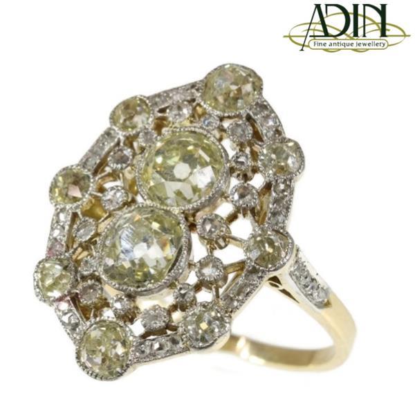 Grote foto belle poque trouwring omringd door diamantjes. sieraden tassen en uiterlijk ringen voor haar
