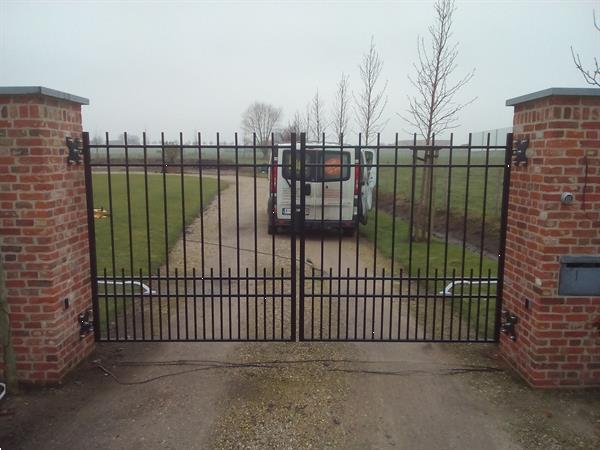 Grote foto ijzeren poort hek in kleur naar keuze tuin en terras hekken en schuttingen