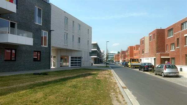 Grote foto parkeerplaats overdekt huizen en kamers parkeerplaatsen