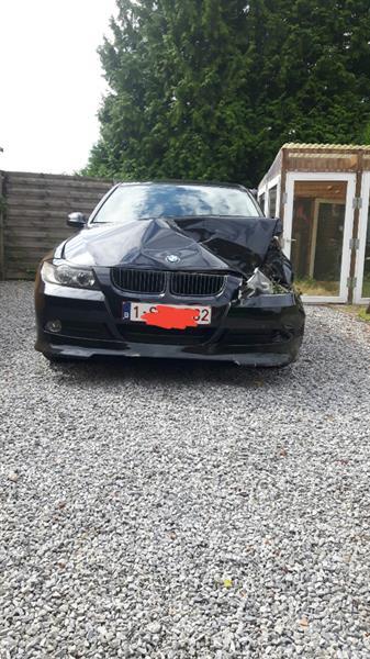 Grote foto bmw e90 met schade auto bmw