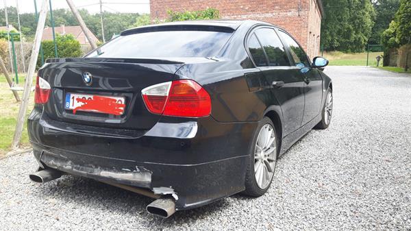 Grote foto bmw e90 met schade auto bmw