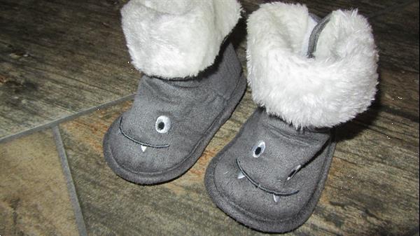 Grote foto verschillende schoentjes slofjes kinderen en baby schoentjes en sokjes