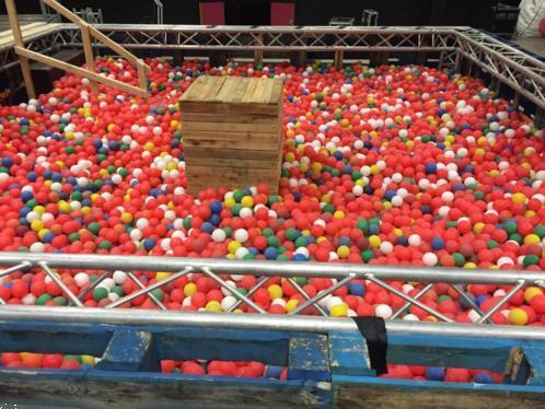 Grote foto te huur 36000 ballenbak ballen voor feest stunt diensten en vakmensen feesten