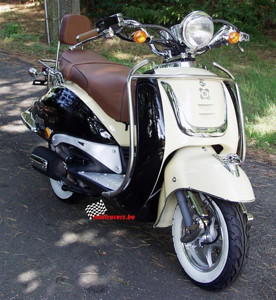 Grote foto scooter agm retro pimpstyle 125cc euro 4 fietsen en brommers scooters