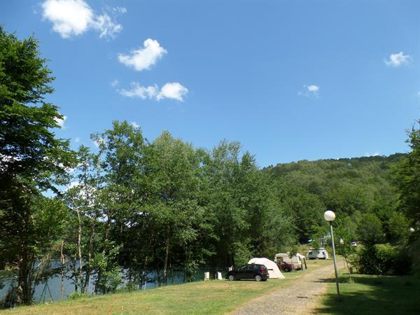 Grote foto rustig kamperen aan een groot meer zuid frankrijk caravans en kamperen campings