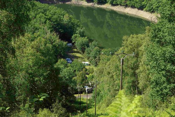 Grote foto rustig kamperen aan een groot meer zuid frankrijk caravans en kamperen campings