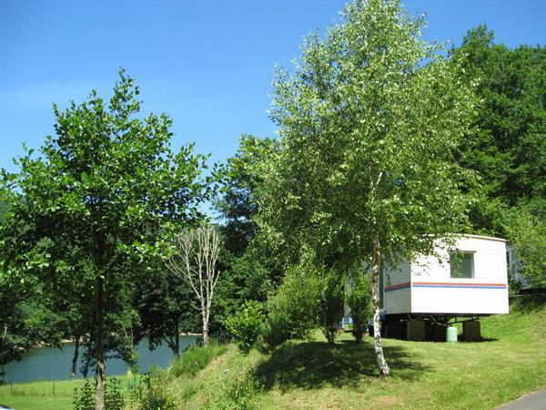 Grote foto ruime stacaravan aan een groot meer auvergne vakantie frankrijk