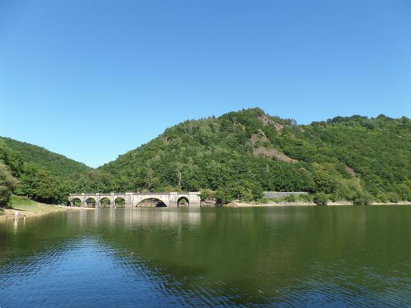 Grote foto ruime stacaravan aan een groot meer auvergne vakantie frankrijk