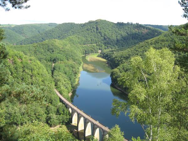 Grote foto ruime stacaravan aan een groot meer auvergne vakantie frankrijk