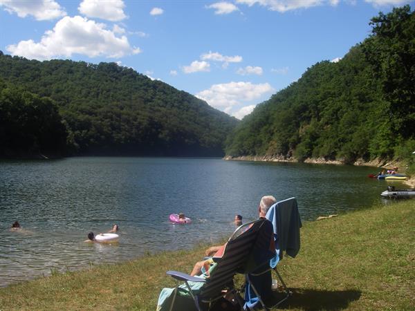 Grote foto ruime stacaravan aan een groot meer auvergne vakantie frankrijk