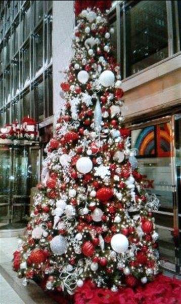 Grote foto versierde kerstboom huren bij u geleverd nordman diensten en vakmensen kerst