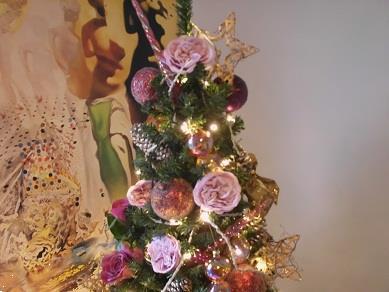 Grote foto versierde kerstboom huren afbeeldingen vr bedrijf diversen cadeautjes en bonnen