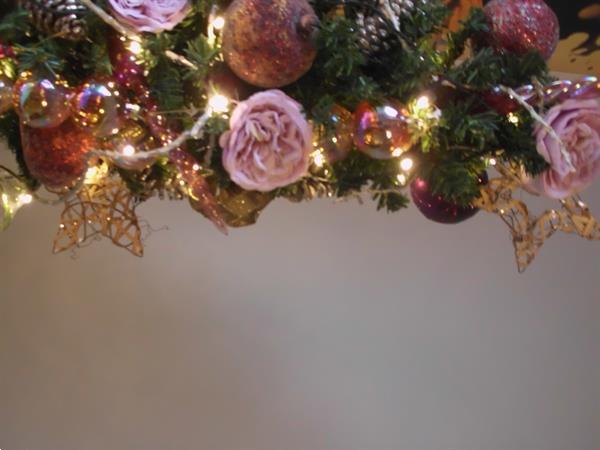 Grote foto versierde kerstboom huren afbeeldingen vr bedrijf diversen cadeautjes en bonnen