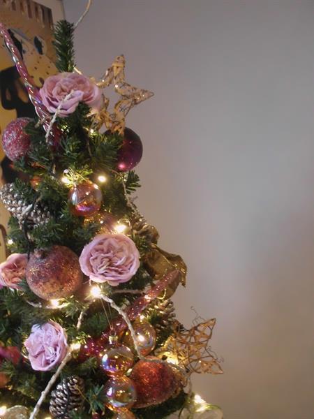Grote foto versierde kerstboom huren afbeeldingen vr bedrijf diversen cadeautjes en bonnen