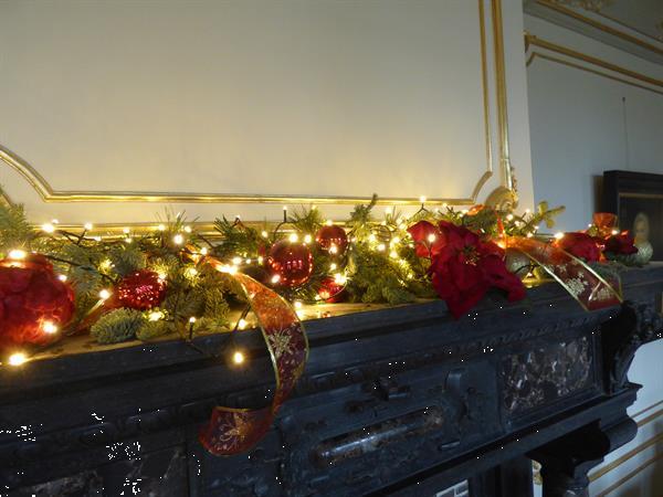 Grote foto versierde kerstboom huren afbeeldingen vr bedrijf diversen cadeautjes en bonnen