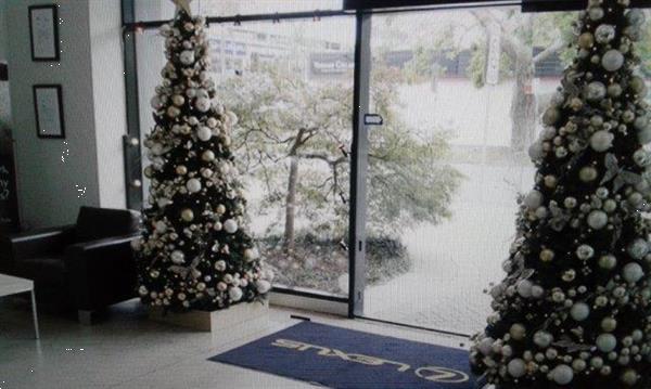 Grote foto kerstboom huren voor kantoor geleverd nu huis en inrichting kantooraccessoires