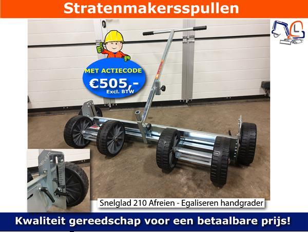Grote foto afreien egaliseren snelglad strak vlak zandbed tuin en terras tuingereedschap