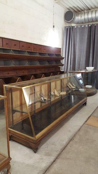 Grote foto antieke messing winkeltoog vitrine 244 cm antiek en kunst kasten