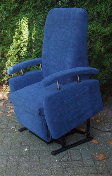 Grote foto mooie blauwe fitform sta op stoel huis en inrichting stoelen