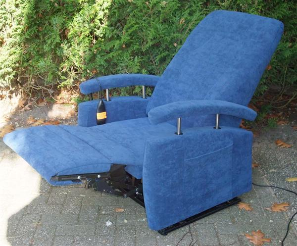 Grote foto mooie blauwe fitform sta op stoel huis en inrichting stoelen