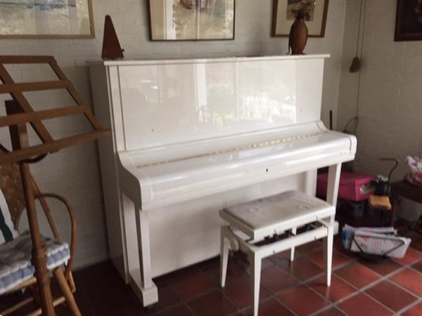 Grote foto witte buffet piano te koop mooie klank. muziek en instrumenten piano en vleugels