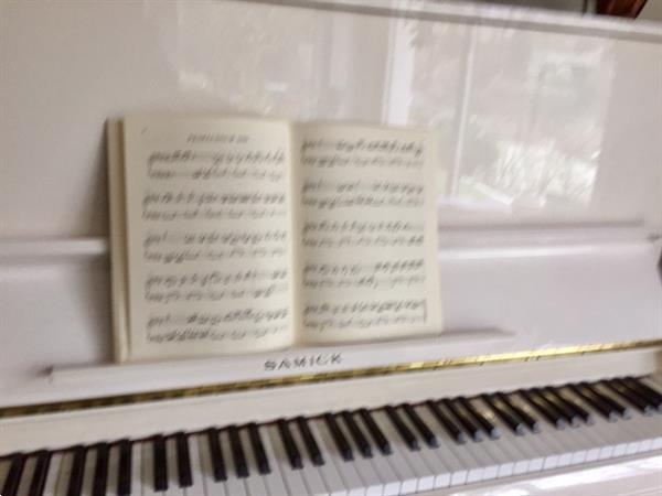 Grote foto witte buffet piano te koop mooie klank. muziek en instrumenten piano en vleugels