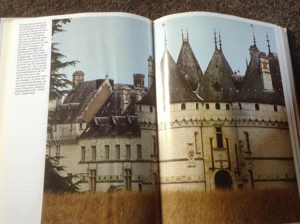 Grote foto de fraaiste kastelen v d loire en boek edelstenen boeken studieboeken