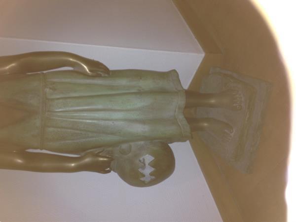 Grote foto levensgroot bronzen beeld girl with jag antiek en kunst koper en brons