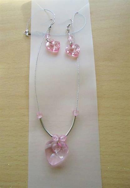 Grote foto set oorbellen en halsketting met roze hartje sieraden tassen en uiterlijk juwelen voor haar