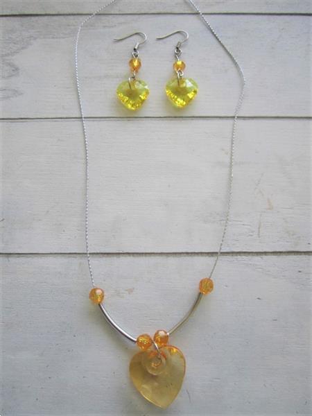 Grote foto set oorbellen en halsketting met goudgeel hartje sieraden tassen en uiterlijk juwelen voor haar